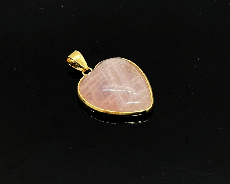 Кулон Сердце с розовым кварцем размер 25*28мм в обрамлении цвет золото Розовый